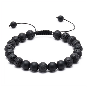 Dettaglio di perline in pietra lavica da 8mm e perle opache su bracciale in corda nera