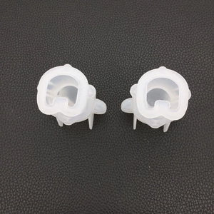 Vue macro de moules en silicone 3D pour résine montrant deux formes de personnages