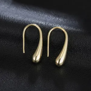 Eleganti orecchini a goccia in oro lucido con un design minimalista a goccia d'acqua