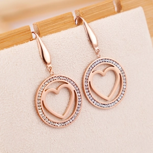 Boucles d'oreilles cœur en or rose avec cercle serti de zircones et crochets élégants