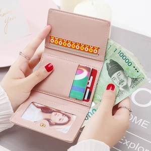Petit portefeuille rose pour femme avec fentes pour cartes et fenêtre d'identité claire