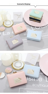 Détail de mini portefeuilles en cuir PU multicolore avec perles et fermoirs métal
