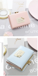 Détail de mini portefeuilles pliables rose et bleu avec épingle à perle élégante
