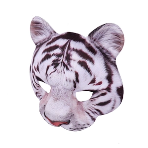 Détail d'un demi-masque de tigre blanc réaliste avec texture tricotée noire et blanche