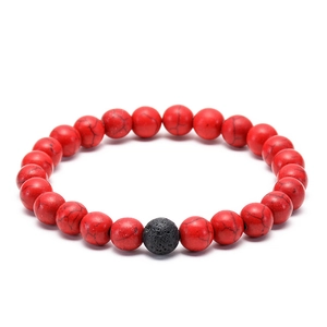 Bracelet de perles 8mm en agate rouge et pierre de lave noire pour couples sur fond blanc