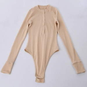 Dettaglio body in maglia a coste kaki con scollo Henley a bottoni e chiusura a pressione