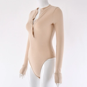 Dettaglio del body a coste beige a maniche lunghe con scollo rotondo su un manichino