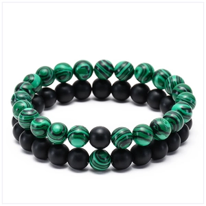 Détail de perles de malachite verte 8mm et d'onyx noir mat dans un ensemble de deux bracelets