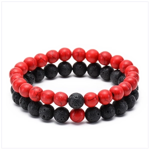 Détail de bracelets en perles d'agate rouge et pierre de lave noire de 8 mm