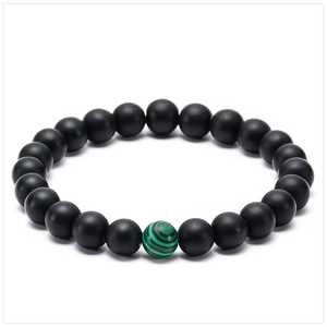 Détail de perles d'agate noire mate de 8 mm avec un bracelet de perles en malachite