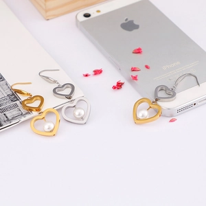 Titanium steel heart-shaped earrings with pearls in gold and silver finish