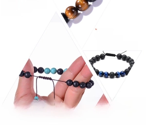 Dettaglio del bracciale in occhio di tigre da 8mm e pietra lavica con chiusura regolabile