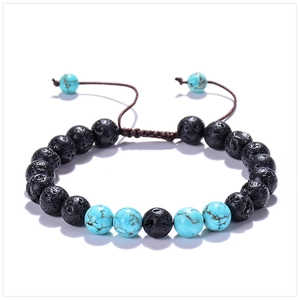 Dettaglio di perle di lava 8mm e bracciale in pietra blu intrecciata con cordino