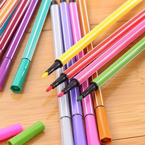 Detalle de rotuladores de acuarela multicolores con rayas en escritorio de madera