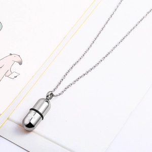 Colgante de cápsula de acero inoxidable pulido con diseño de cruz y anillo de goma negra