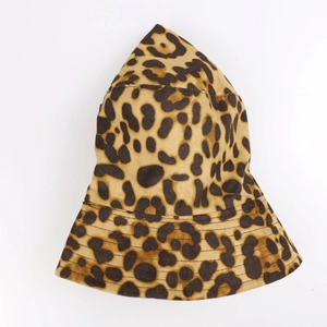 Détail du chapeau bob léopard montrant la texture du tissu et les coutures de renfort nettes