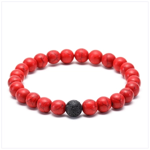 Détail de perles d'agate rouge de 8mm et pierre de lave noire sur un bracelet extensible