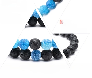 Vue détaillée montrant la texture des perles de lave noire et d'agate naturelle de 8mm