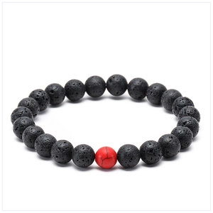 Détail de perles de lave noire de 8 mm et d'agate rouge sur un bracelet élastique
