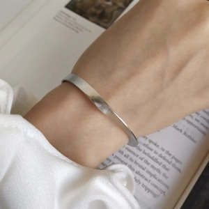 Vista dettagliata di un bracciale a polsino in argento minimalista con design a spirale