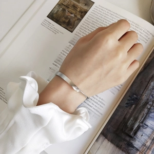 Dettaglio macro del bracciale ritorto in argento sterling S925 con finitura opaca
