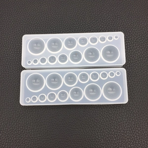 Dettaglio macro dello stampo in silicone traslucido per resina con sfere tonde multi-misura
