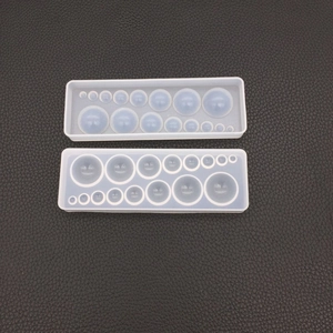 Vista macro di stampi in silicone emisferici multi-dimensione per gioielli fai da te