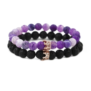 Dettaglio del ciondolo a corona su braccialetti in pietra vulcanica e perle di agata viola