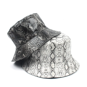 Sombrero de pescador de cuero sintético con estampado de serpiente pitón en blanco y negro
