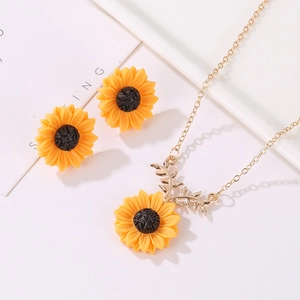 Détails d'une parure de bijoux tournesol avec collier jaune et boucles d'oreilles