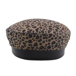 Casquette gavroche imprimé léopard en fausse fourrure avec visière noire en simili cuir