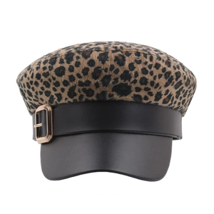 Casquette gavroche léopard avec visière en similicuir noir et boucle dorée élégante