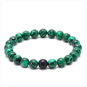 Détail de perles de malachite verte 8mm et pierre de lave noire sur bracelet élastique