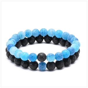 Vue détaillée des perles craquelées bleues de 8mm et des bracelets en pierre de lave noire