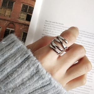 Detail eines S925 Silber Rings im Multi-Layer-Cross-Design getragen an der Hand einer Frau