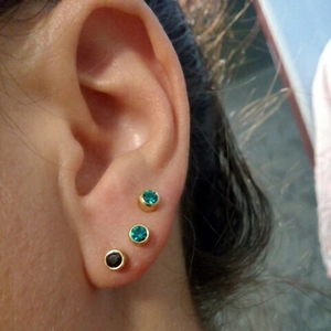 Boucles d'oreilles en acier inoxydable plaqué or 24K avec cristaux verts et noirs