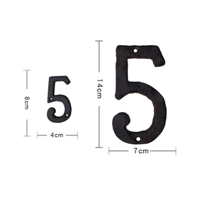 Confronto delle dimensioni di due numeri 5 in ghisa di altezza 8 cm e 14 cm