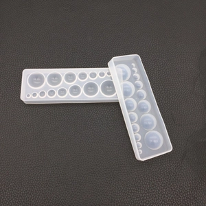 Dettaglio stampo in silicone con cerchi di varie dimensioni e icone smiley per fai-da-te