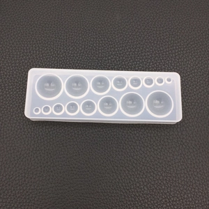 Dettaglio delle cavità circolari multi-misura su uno stampo in silicone traslucido