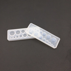 Vista macro dello stampo in silicone per resina con varie forme di pietre rotonde