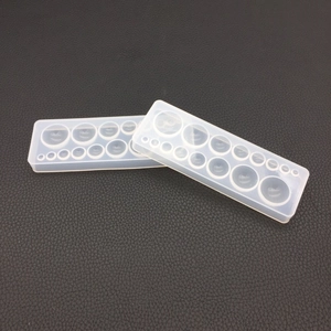 Vista dettagliata dello stampo in silicone trasparente con fori circolari per resina