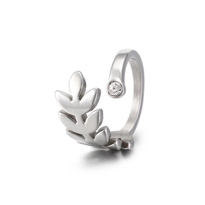 Bague feuille minimaliste en acier titane brossé avec une pierre de zircon clair