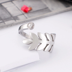 Bague feuille minimaliste en acier argenté avec cristal et design ouvert ajustable