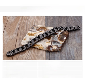 Détail d'un bracelet gourmette robuste en acier inoxydable noir pour hommes pesant 90g