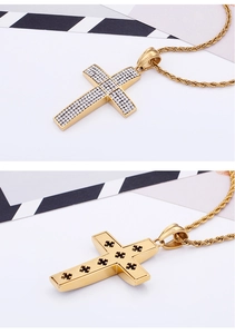 Détails recto-verso du pendentif croix dorée serti de pierres avec motif ajouré