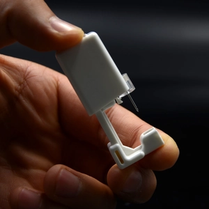 Einweg-Ohrlochpistole mit integriertem 316er Edelstahl-Kronenstecker im Haltegriff