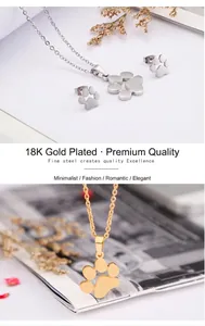 Dettaglio del set collana e orecchini con zampa in finiture lucide oro e argento