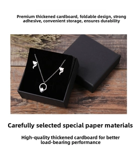 Boîte à bijoux noire mate avec collier et boucles d'oreilles renard argenté sur bois