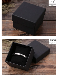 Macro d'un bracelet argenté avec cristaux dans un coffret cadeau noir mat de haute qualité