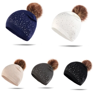 Détails de cinq couleurs différentes de bonnets en tricot flocon avec pompons doux